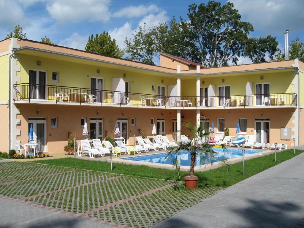 Beach Hotel Шіофок Екстер'єр фото