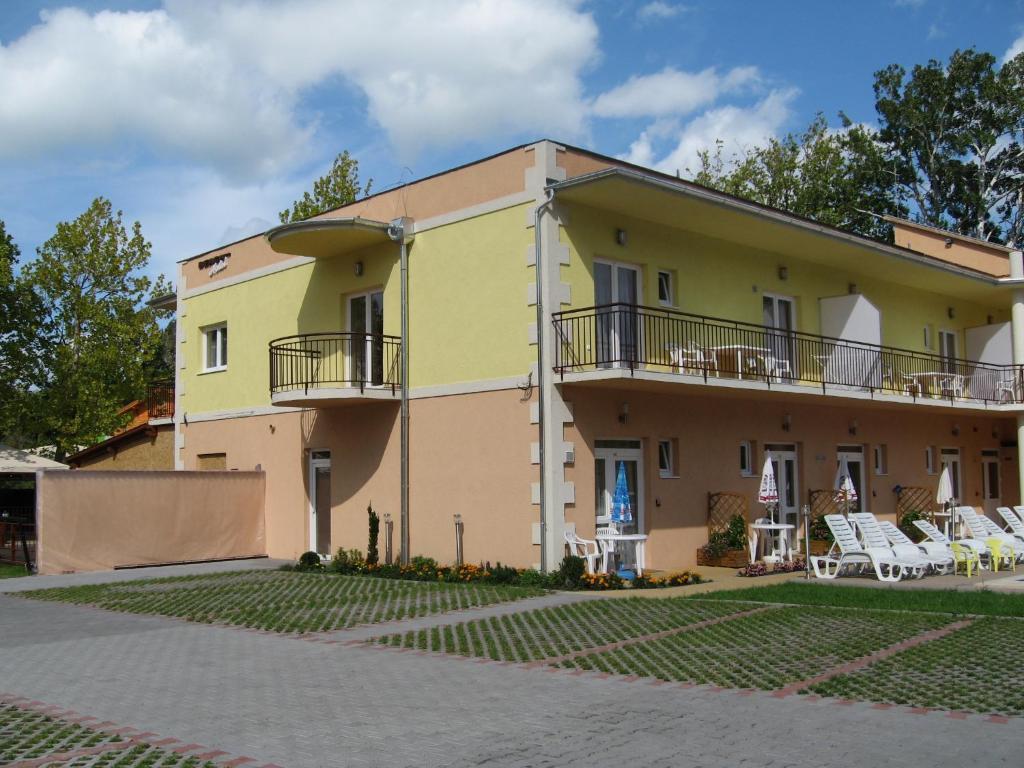 Beach Hotel Шіофок Екстер'єр фото