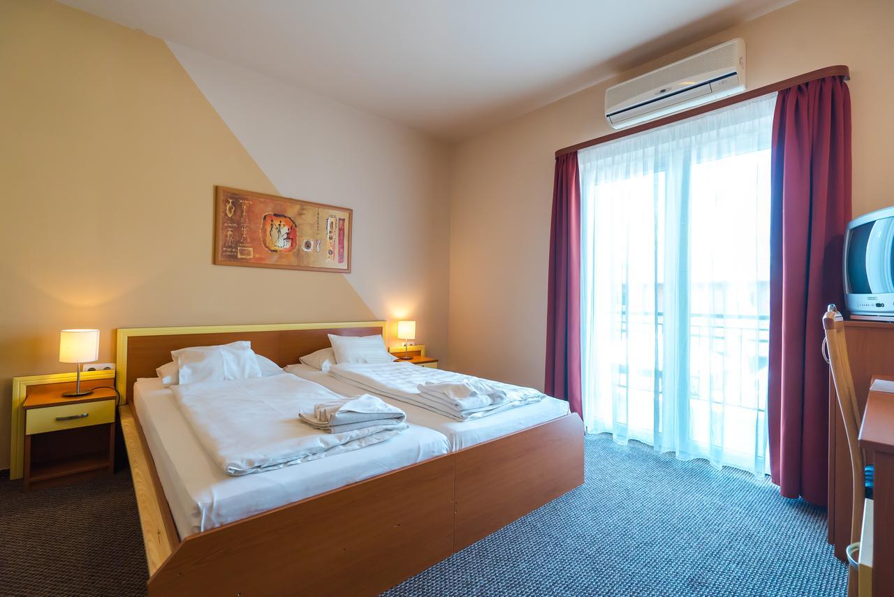 Beach Hotel Шіофок Екстер'єр фото